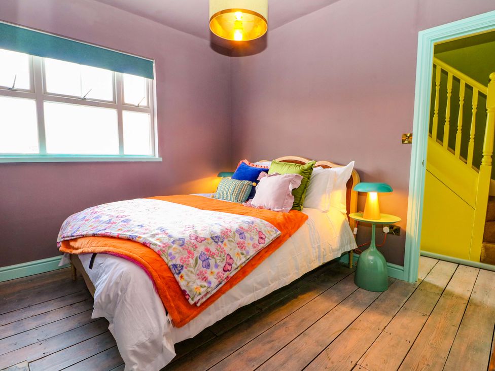 A bedroom with a bed and lamp at Hasting Heights in Hastings