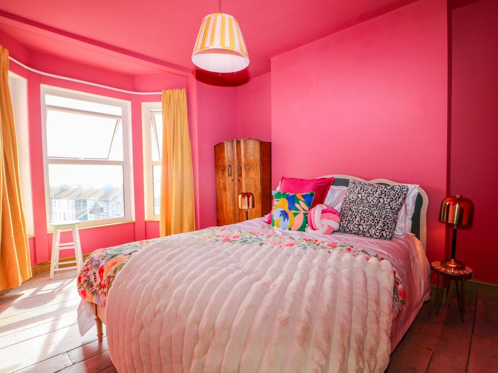 A bedroom with a bed and wardrobe at Hasting Heights in Hastings