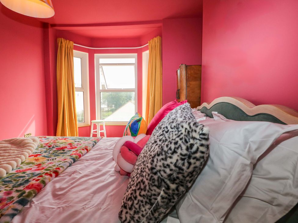 A bedroom with a bed and windows at Hasting Heights in Hastings