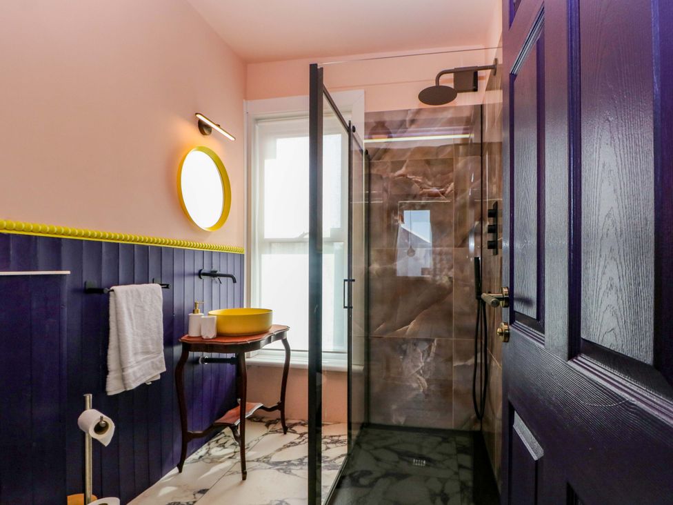 A bathroom with a shower and wash basin at Hasting Heights in Hastings