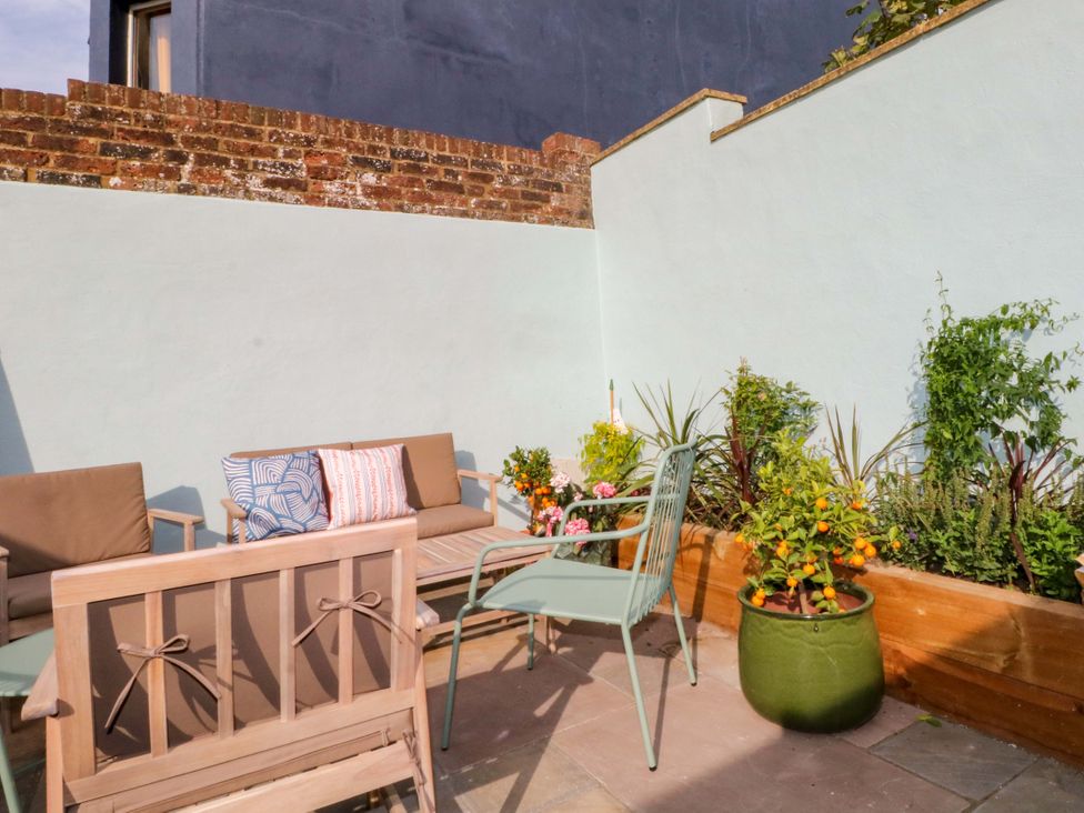 A garden with seating and plants at Hasting Heights in Hastings