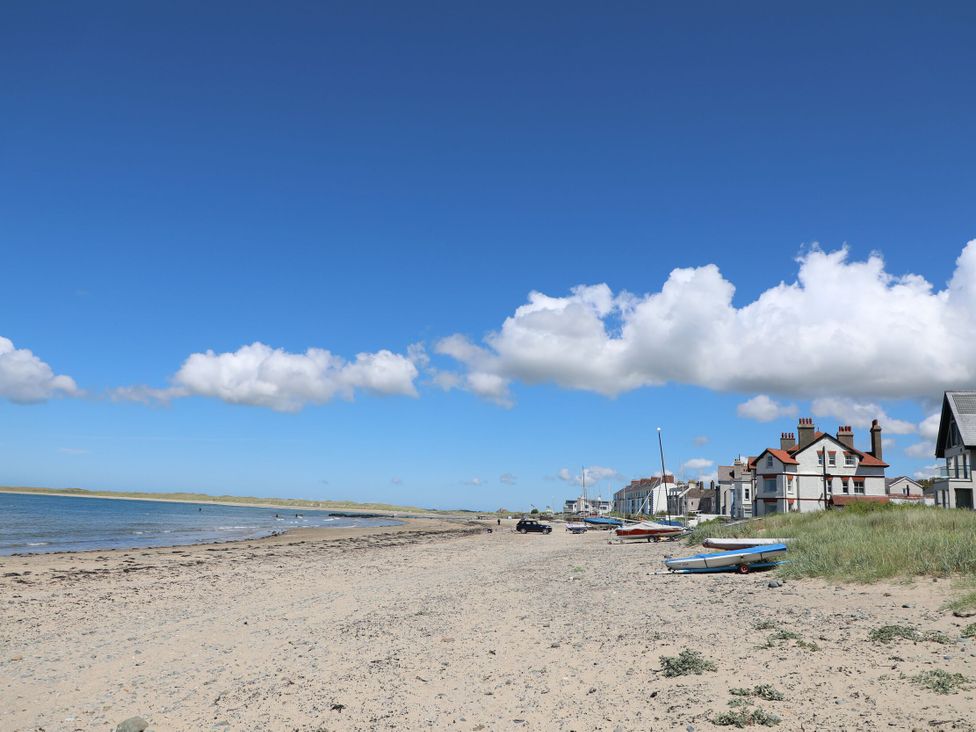 A beach with boats and houses at Gorse Hill in Rhosneigr