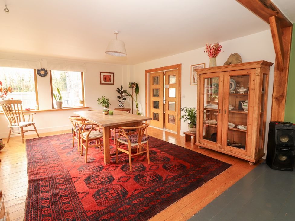 A dining room with a table and chairs at Shanti Gher in Bantry