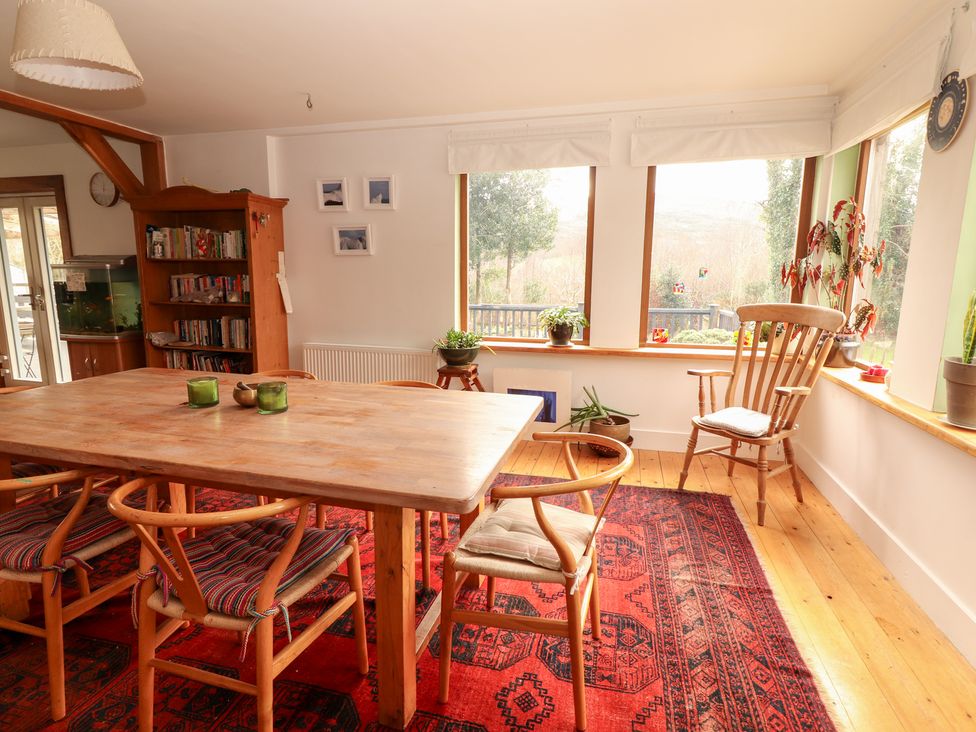 A dining room with a table and chairs at Shanti Gher in Bantry