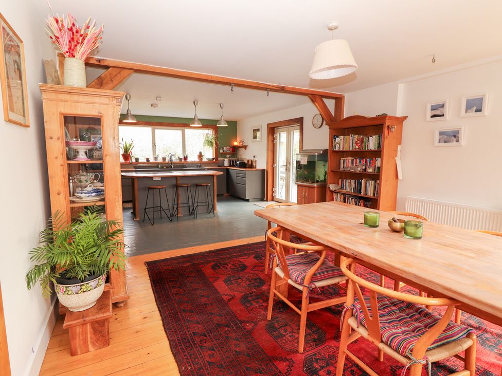 A dining room with a table and chairs at Shanti Gher Bantry