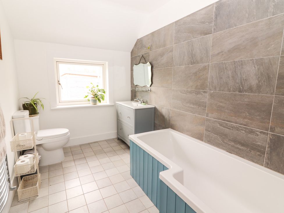 A bathroom with a bathtub, sink and toilet at Shanti Gher in Bantry