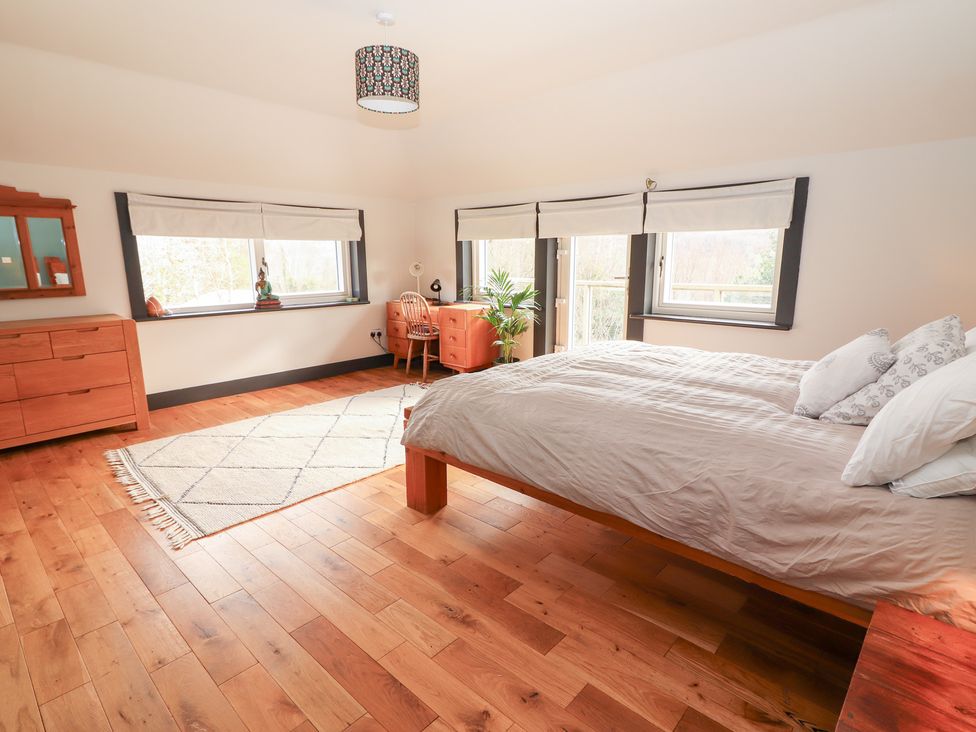 A bedroom with a bed and dressing table at Shanti Gher in Bantry