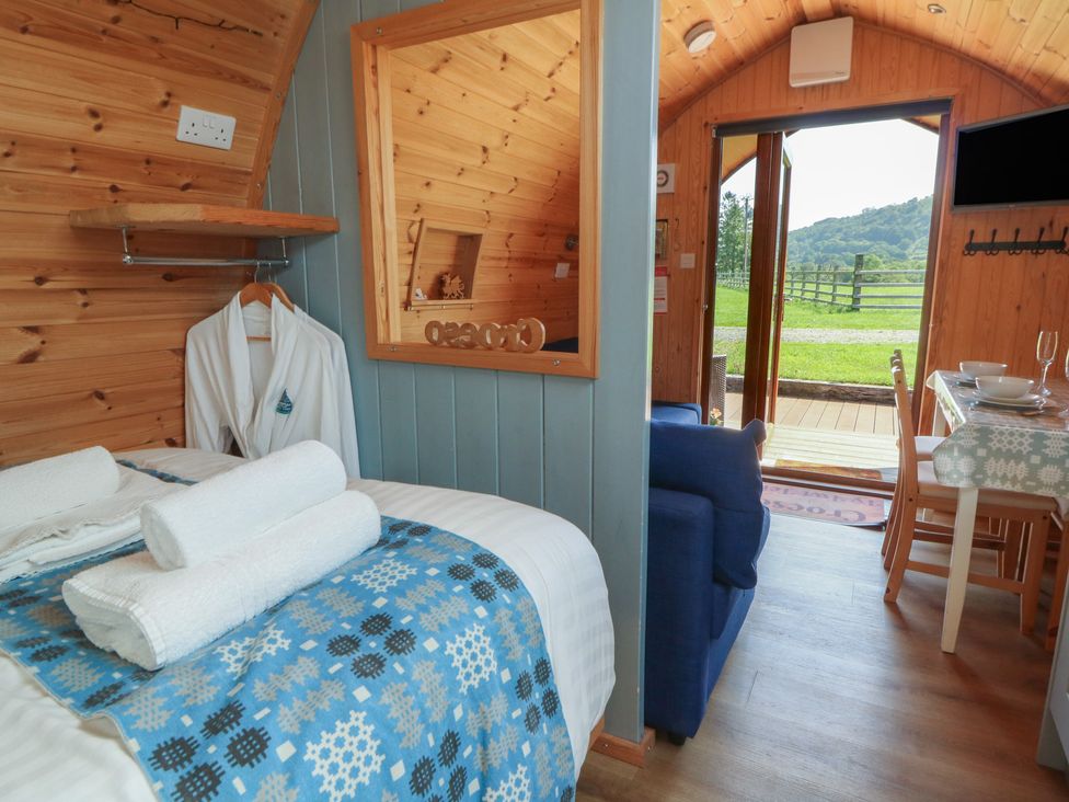A studio with bed and seating area at Ty Twt Teifi in Tregaron