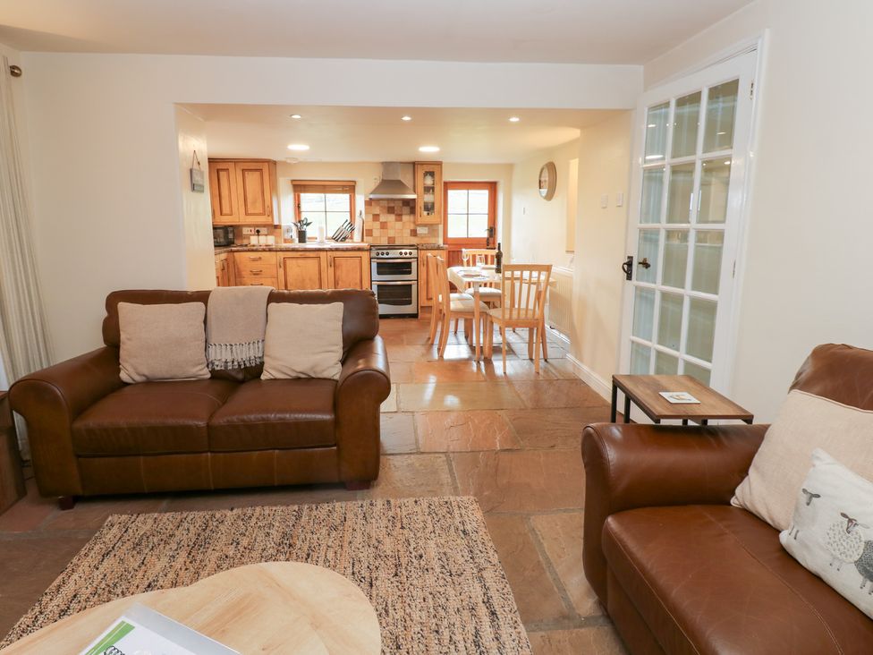 A living room with sofas and a dining area at Nick Jone in Richmond