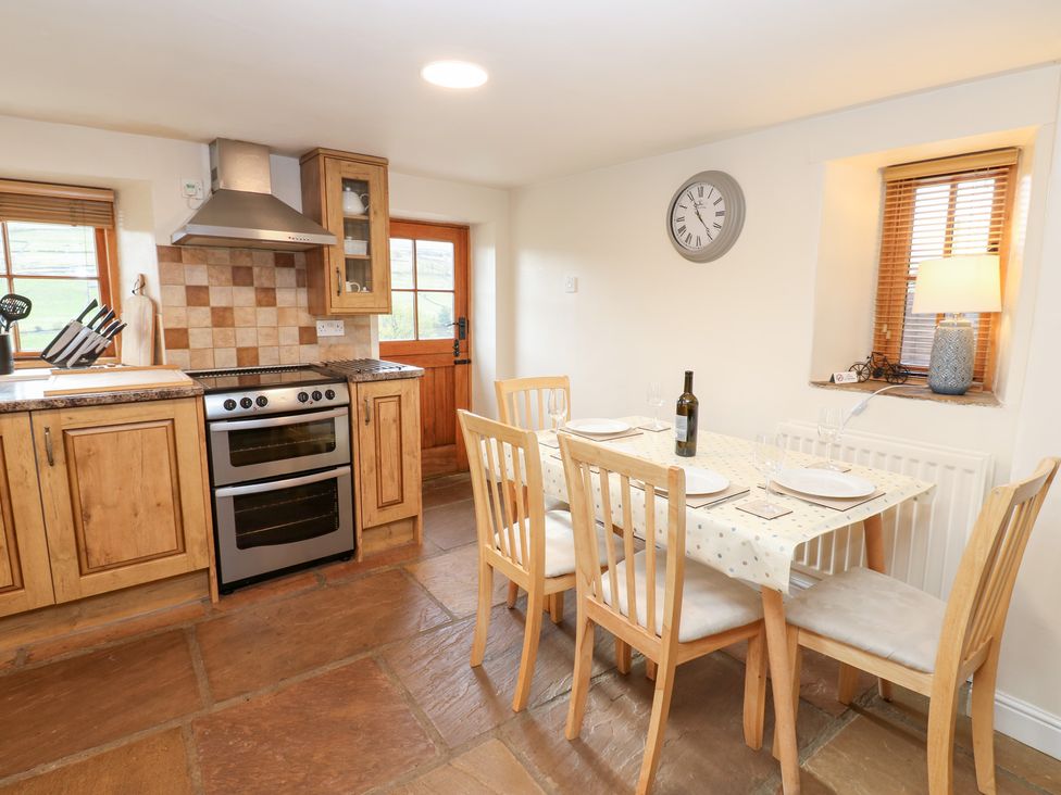 A kitchen with a dining area and appliances at Nick Jone in Richmond