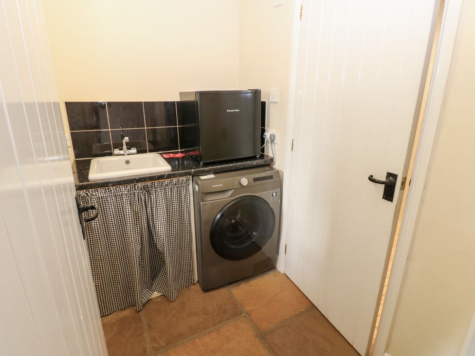 A laundry room with a washing machine and sink at Nick Jone in Richmond