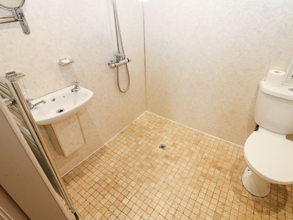 A bathroom with a shower, sink, and toilet at Nick Jone in Richmond