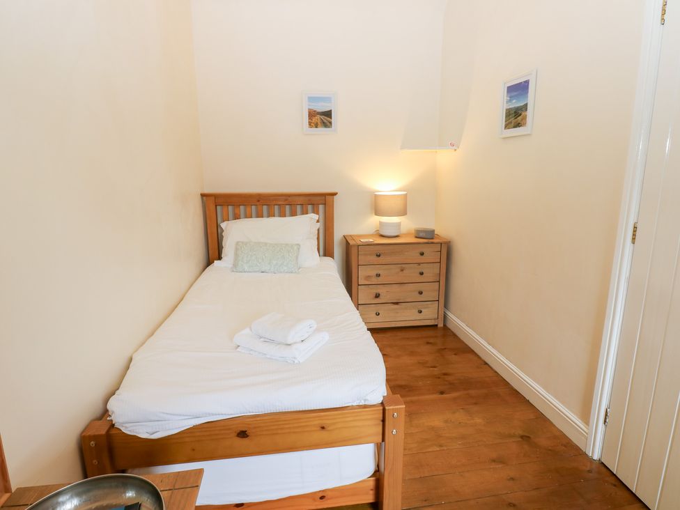 A bedroom with a single bed and nightstand at Nick Jone in Richmond