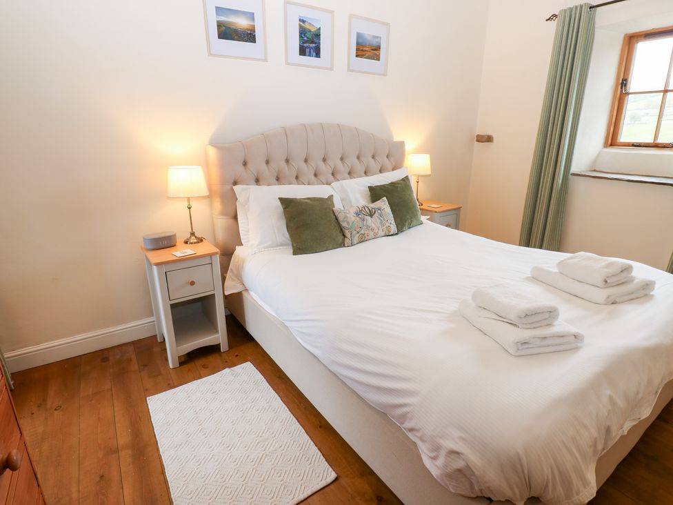 A bedroom with a bed and nightstand at Nick Jone in Richmond