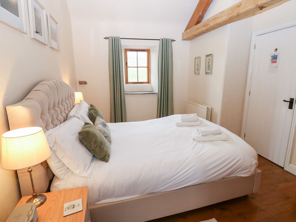 A bedroom with a bed and lamp at Nick Jone in Richmond