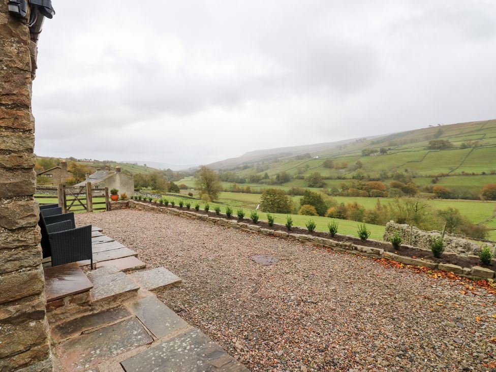 An outdoor area with gravel and chairs overlooking a landscape at Nick Jone in Richmond