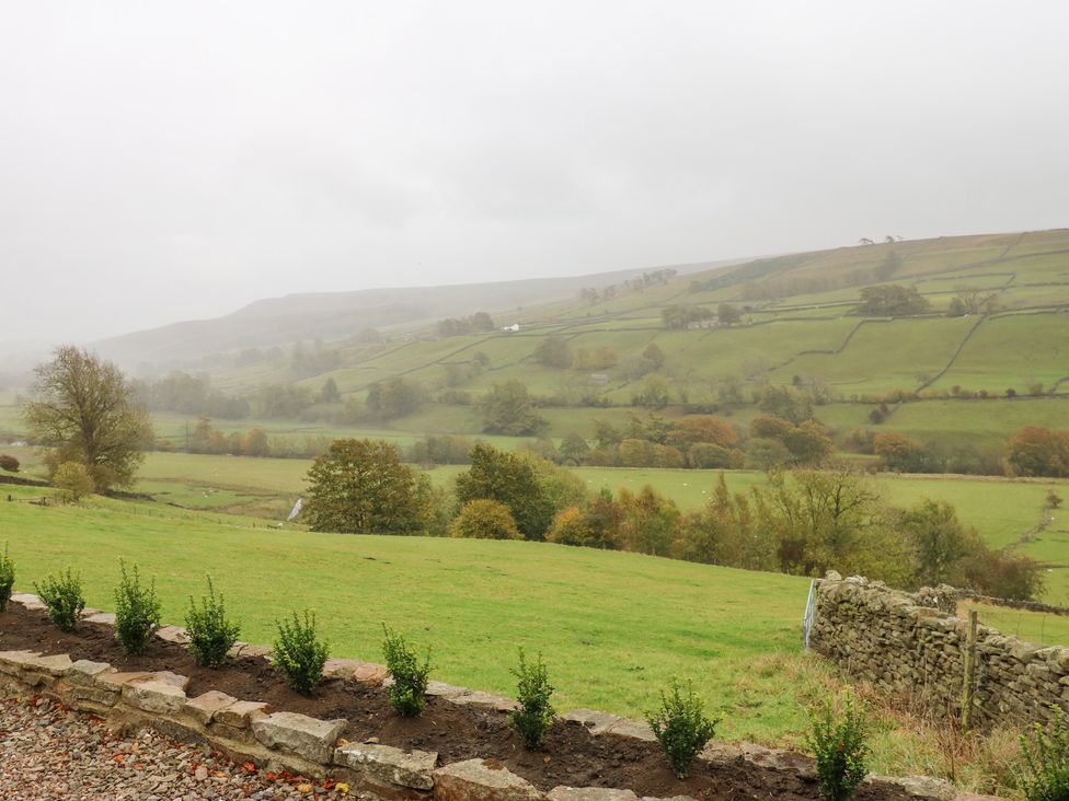 A garden view with bushes and hills at Nick Jone in Richmond