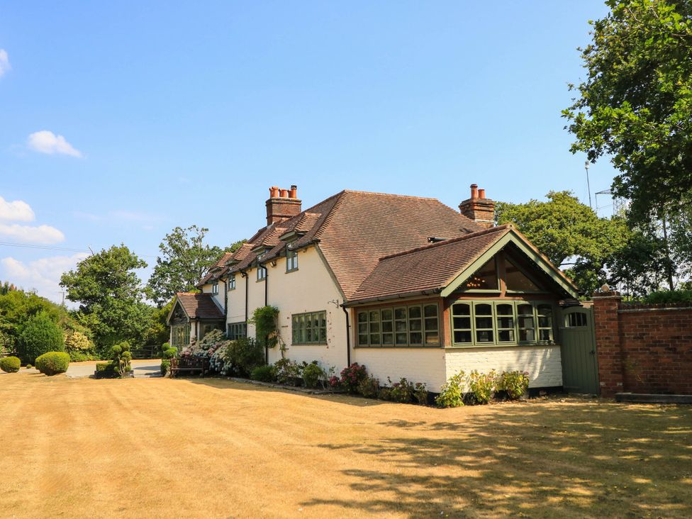 A house with garden and trees at Beam Cottage in Warsash