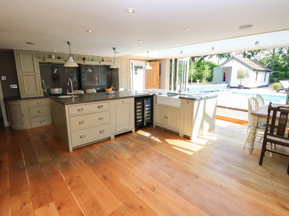A kitchen with an island and multiple sinks at Beam Cottage in Warsash