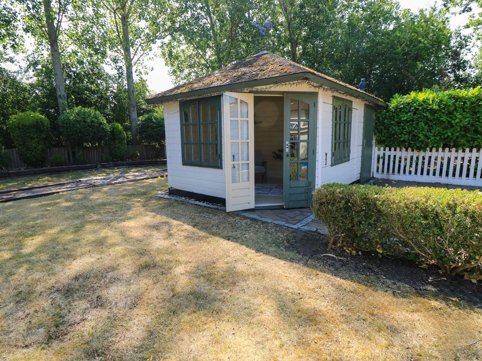 A cabin in a garden at Beam Cottage in Warsash