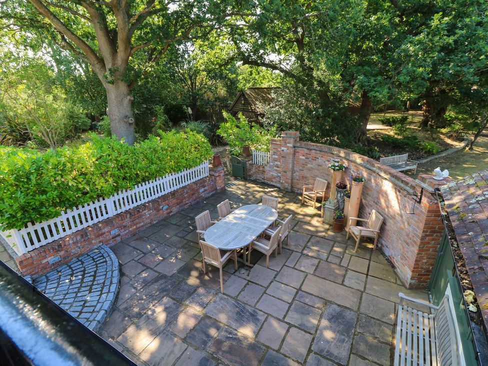 A garden with a table and chairs at Beam Cottage in Warsash