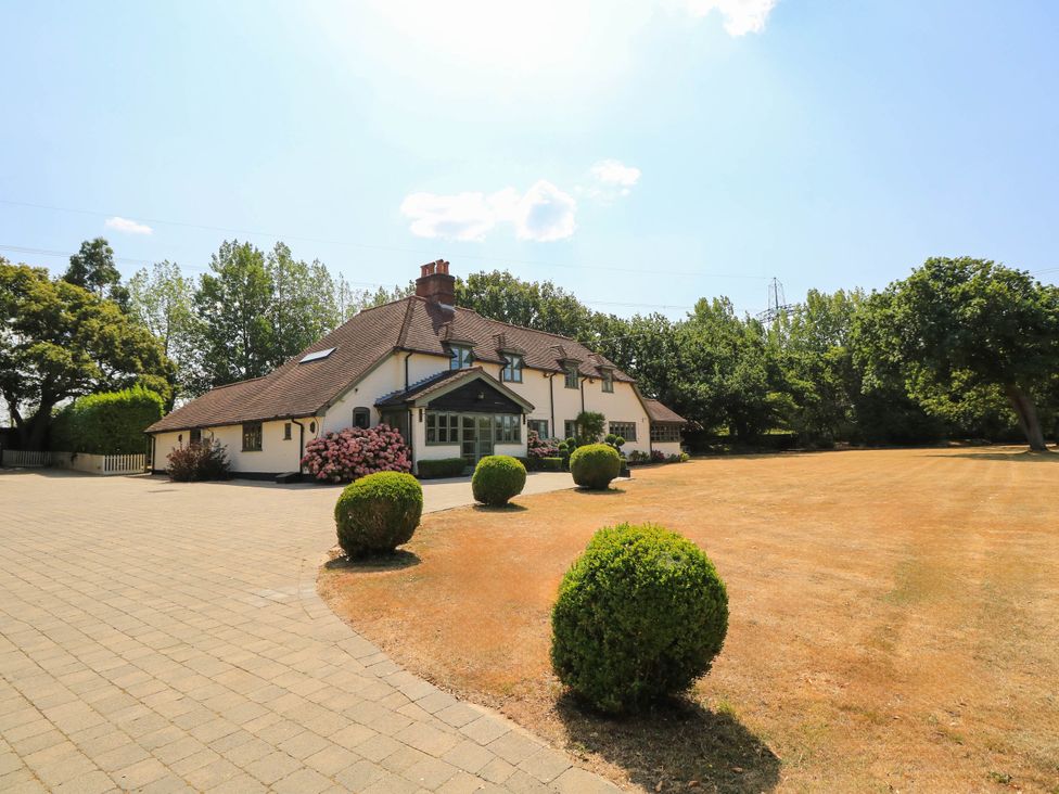 A house with a garden and driveway at Beam Cottage in Warsash