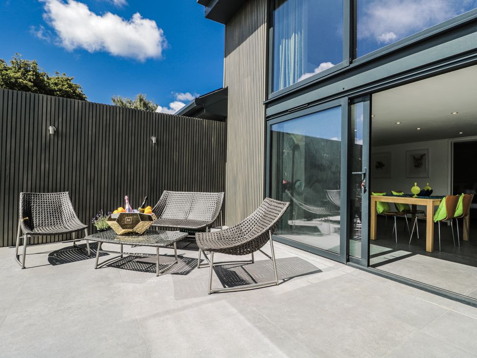 A patio area with chairs and a table at Number 7 in Bishop Sutton