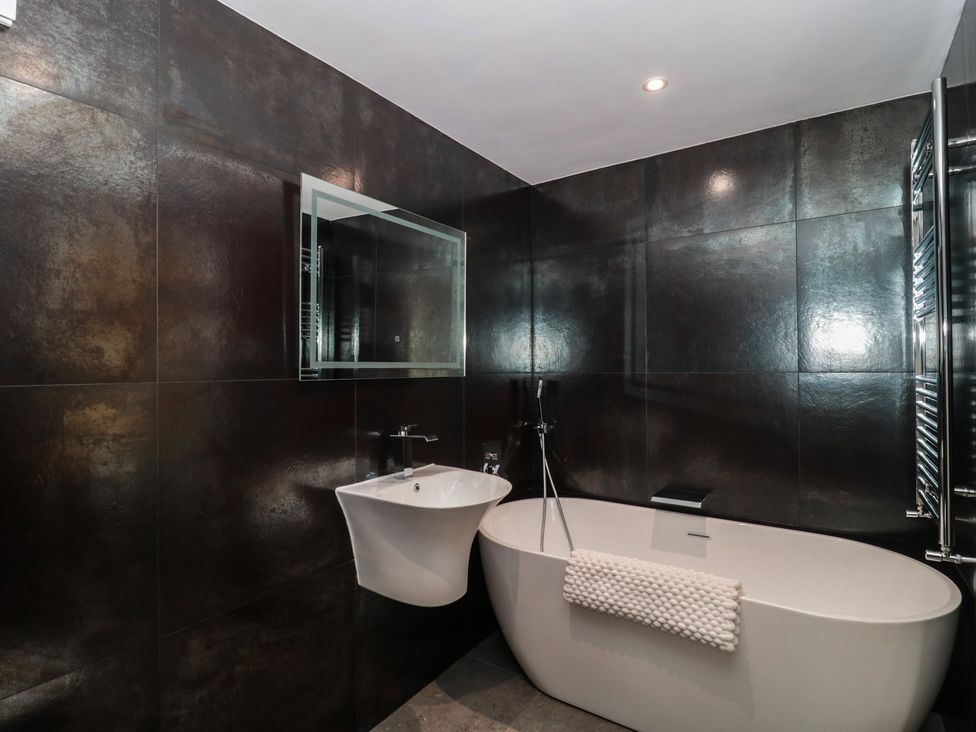 A bathroom with a bathtub and bidet at Number 7 in Bishop Sutton