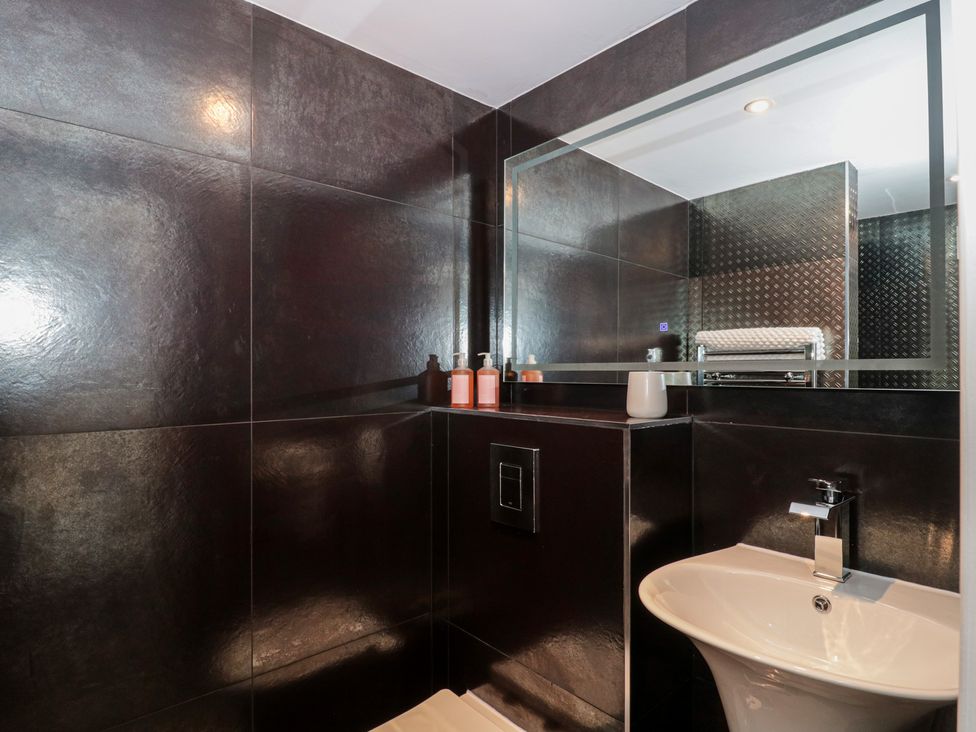A bathroom with a sink and toilet at Number 7 in Bishop Sutton
