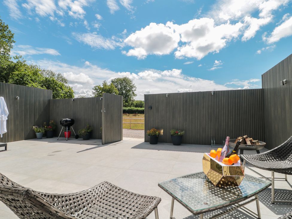 An outdoor area with chairs and a table at Number 7 in Bishop Sutton
