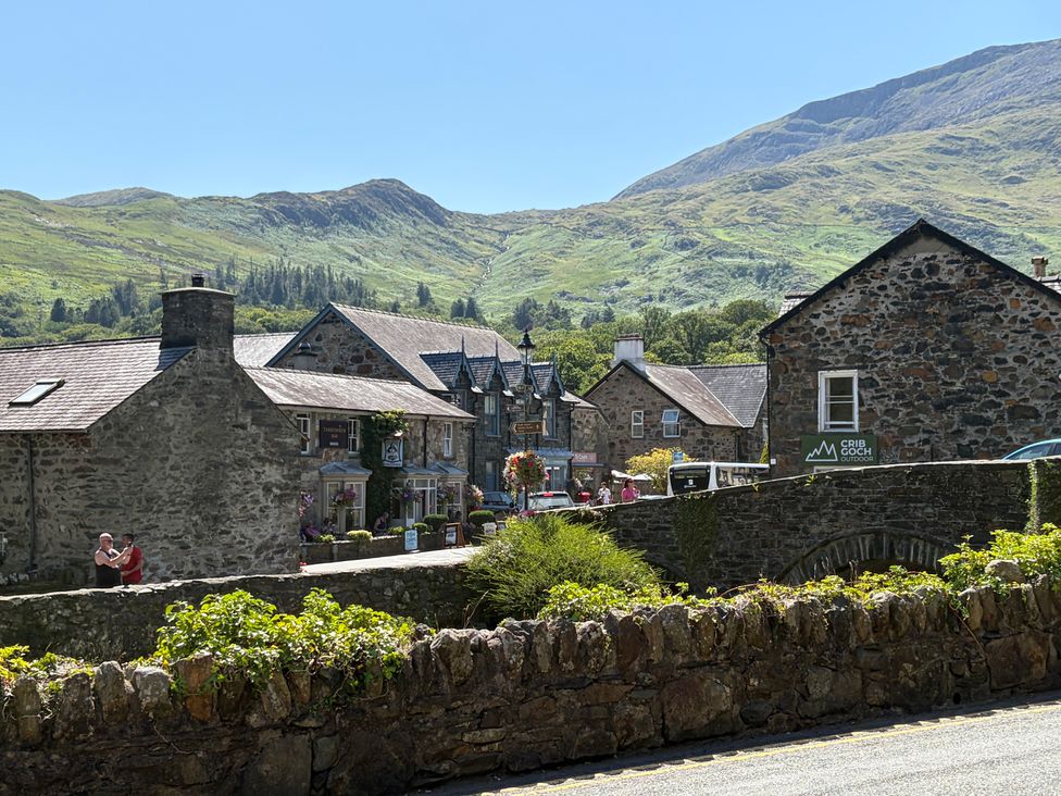 Houses and mountains in a village at Quarryman's cottage in Beddgelert