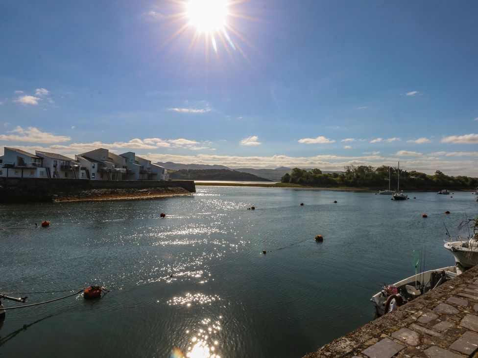 A waterfront view with houses and boats at 1 Oakley Wharf in Porthmadog