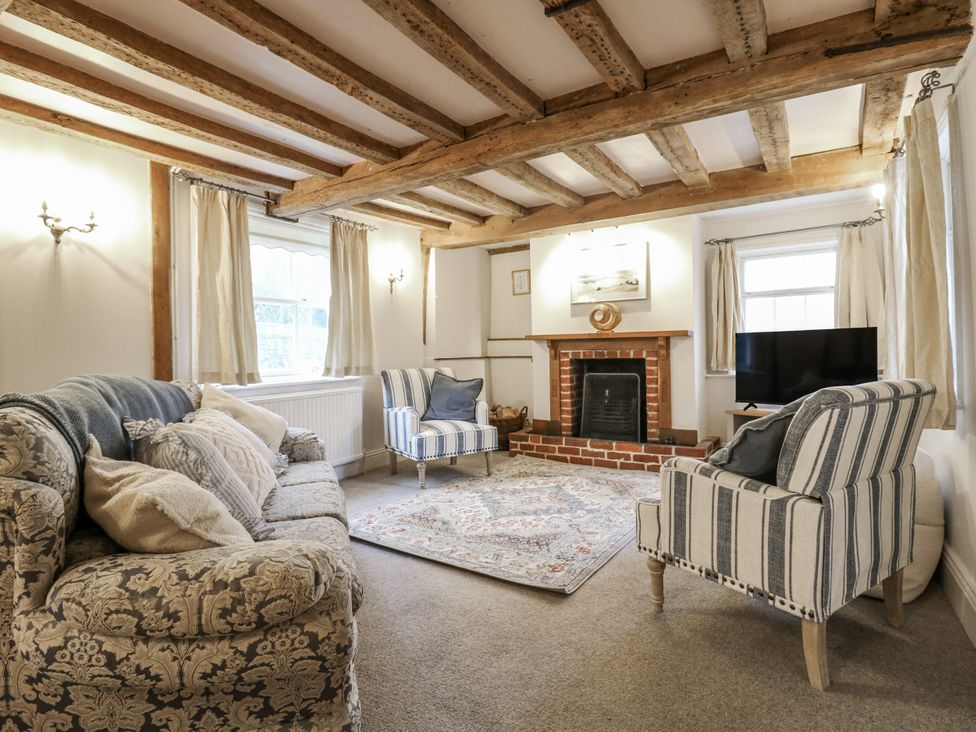 A living room with sofa and armchairs at White Gates in Banham
