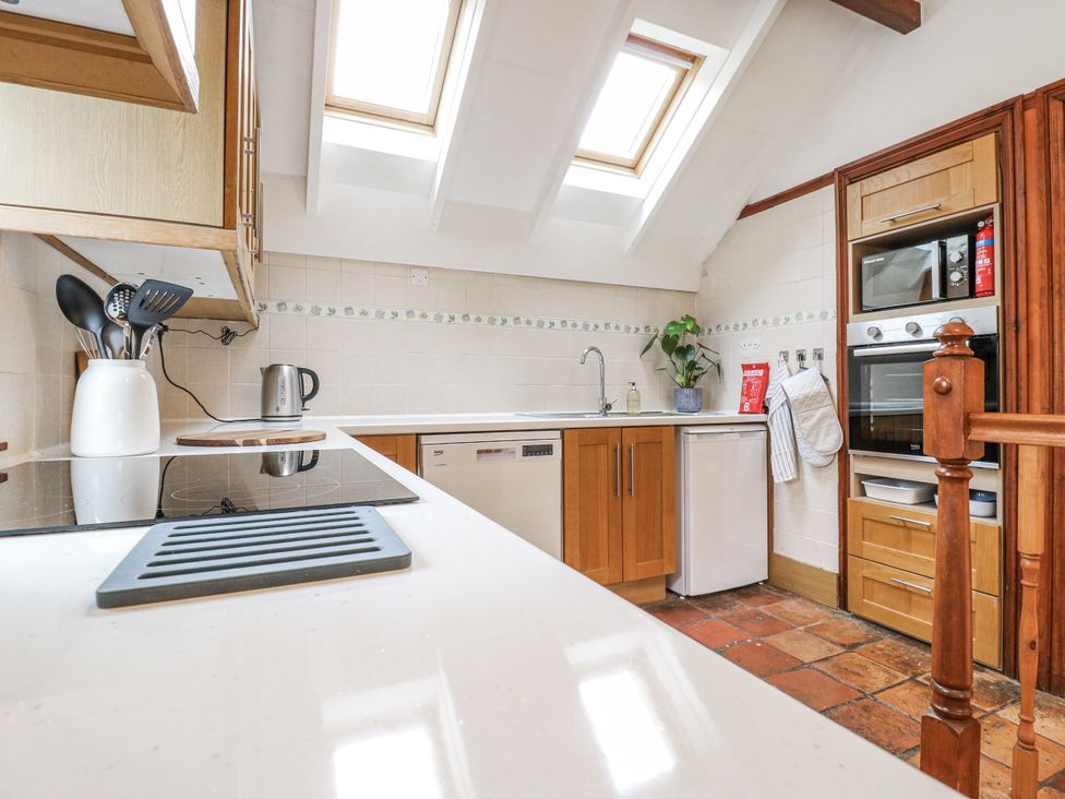 A kitchen with an oven and sink at White Gates in Banham