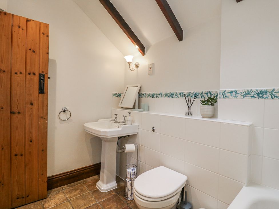 A bathroom with a sink and toilet at White Gates in Banham