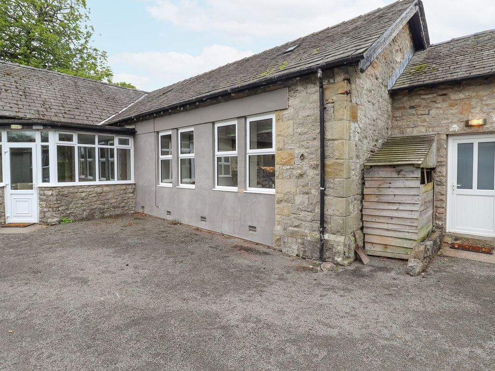 An outdoor area with a garden shed and windows at The Gatehouse in 