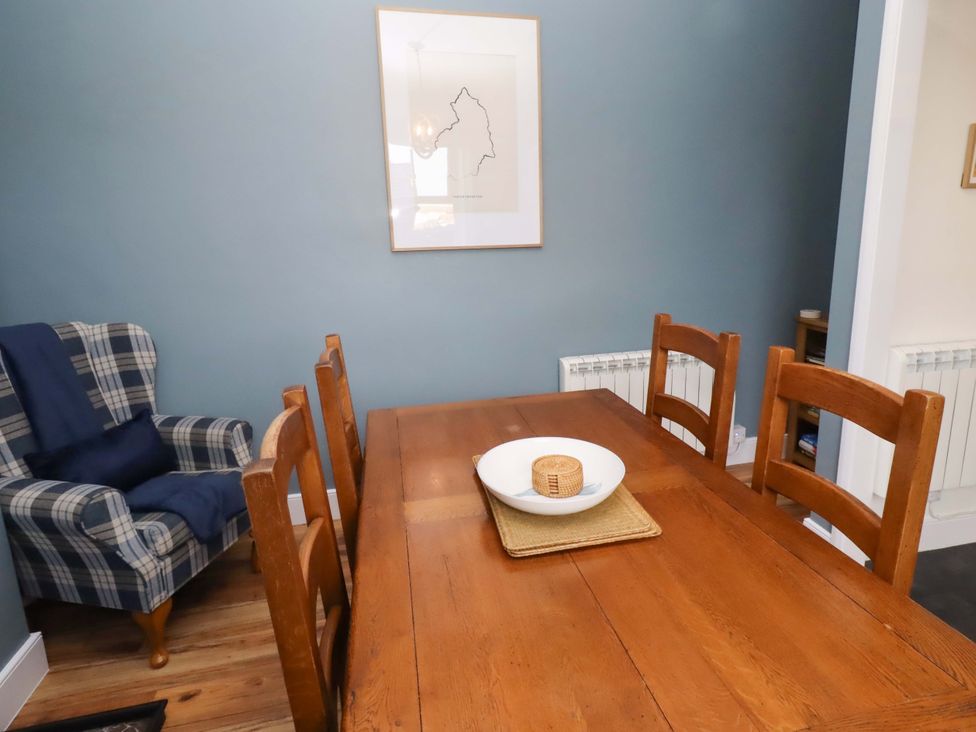 A dining room with a table and chairs at Dinguardi Seahouses