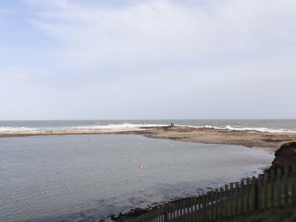 A view of the sea and shoreline at Dinguardi in Seahouses