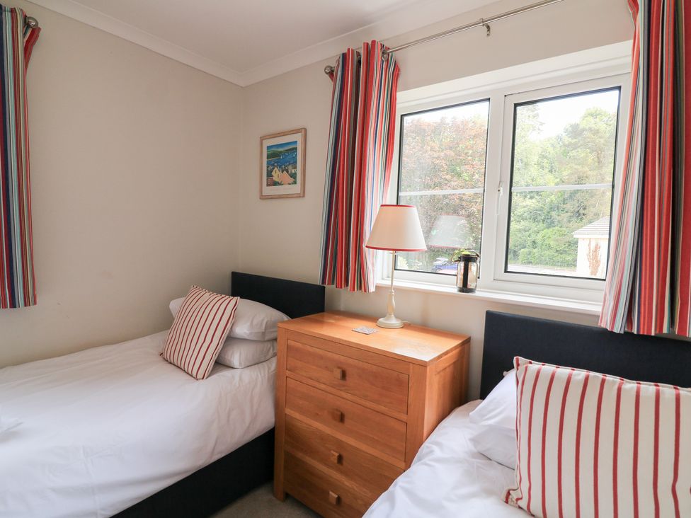 A bedroom with twin beds and a dresser at Eydon in Salcombe