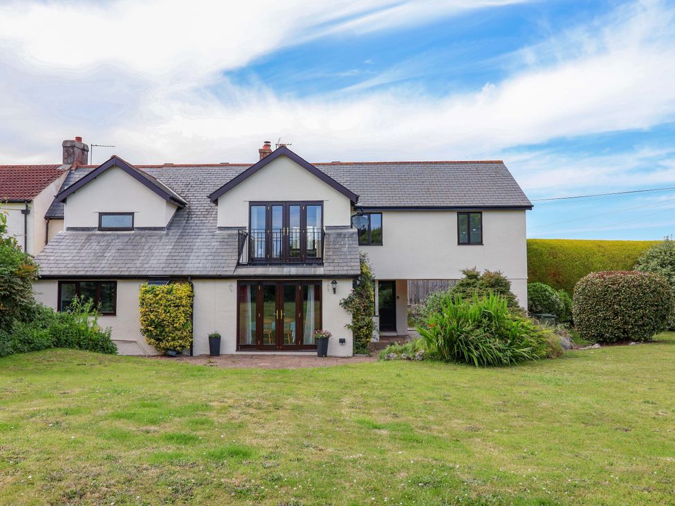 A house with a balcony and garden at 1 Eastdon Cottages in Exeter