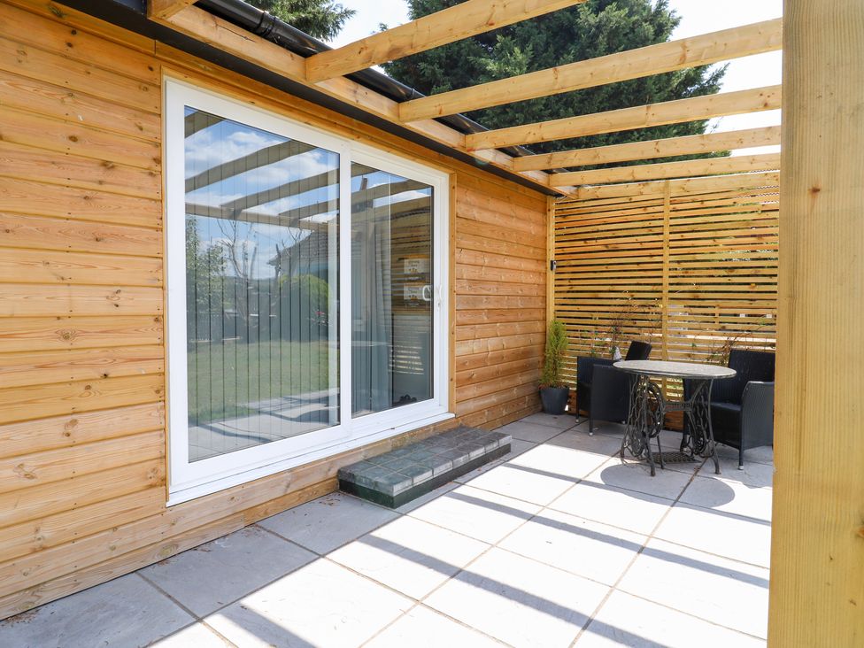 An outdoor area with a table and chairs at Haymens Wharf in Wouldham