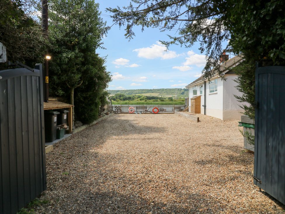 An outdoor area with a gravel driveway and a house at Haymens Wharf Wouldham