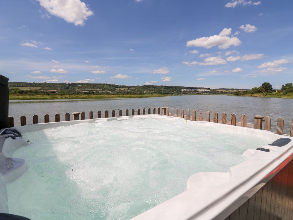 A hot tub by the river at Haymens Wharf Wouldham