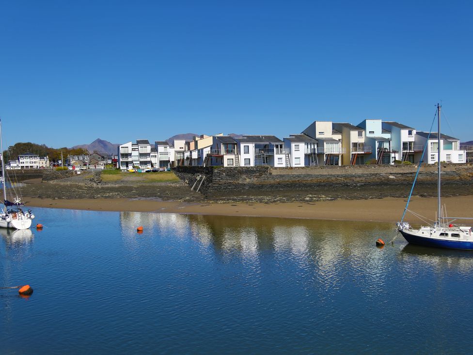 Sailing Home - North Wales - 1169357 - thumbnail photo 3