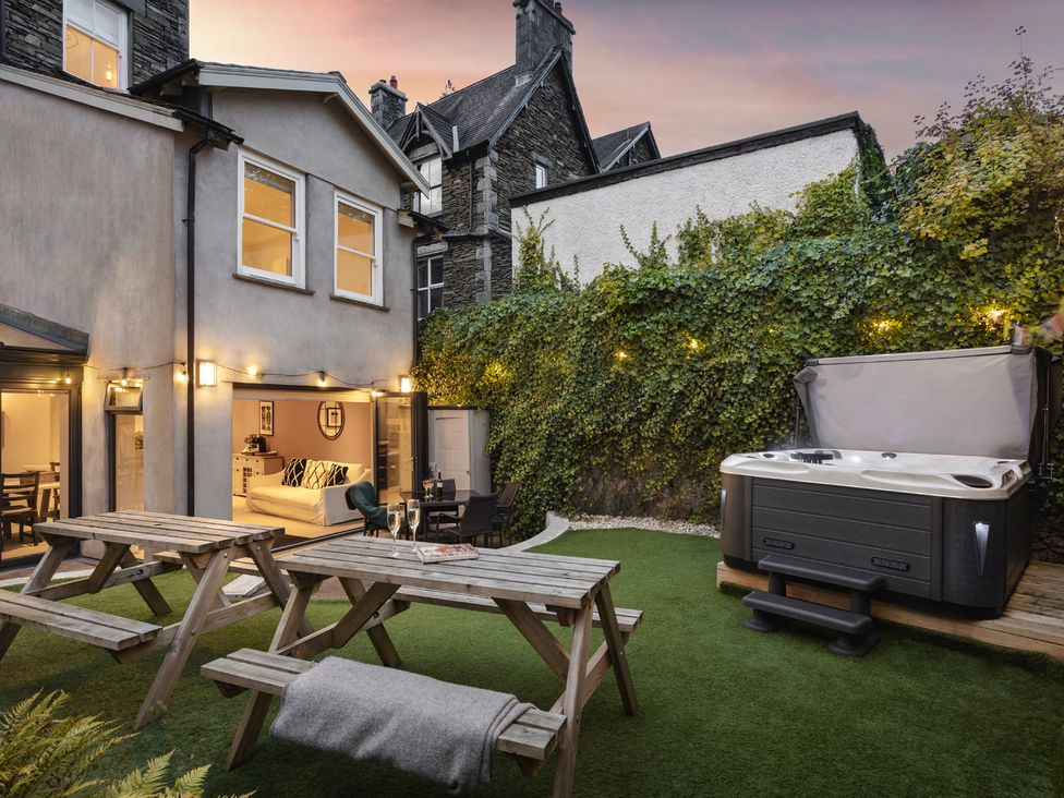 A garden with a hot tub and picnic table at Rosemount Boutique in Windermere