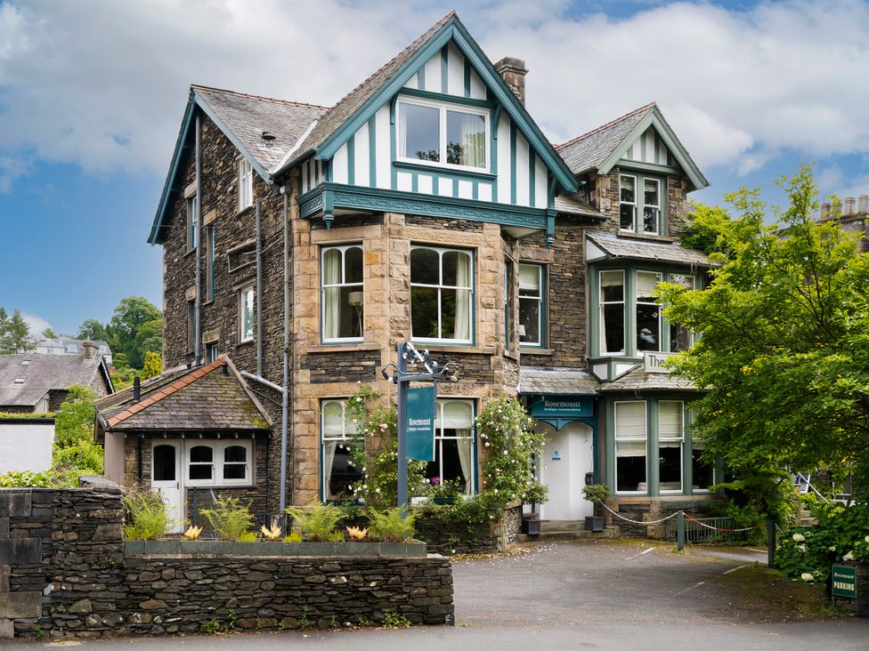 A building with windows and a sign at Rosemount Boutique in Windermere