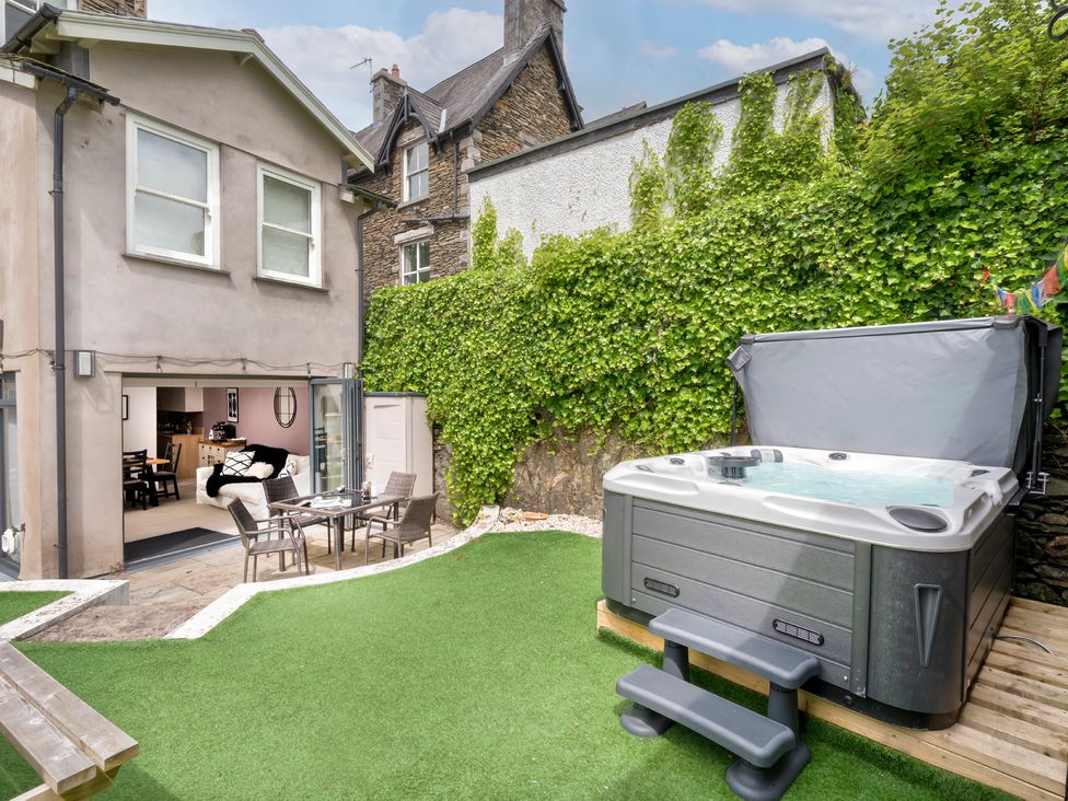 A garden with a hot tub and seating area at Rosemount Boutique in Windermere