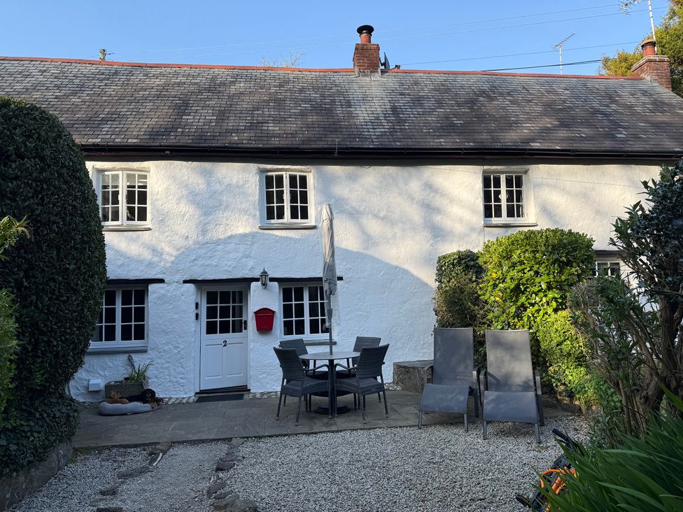 An outdoor area with chairs and a table near 2 Rose Cottage St Agnes