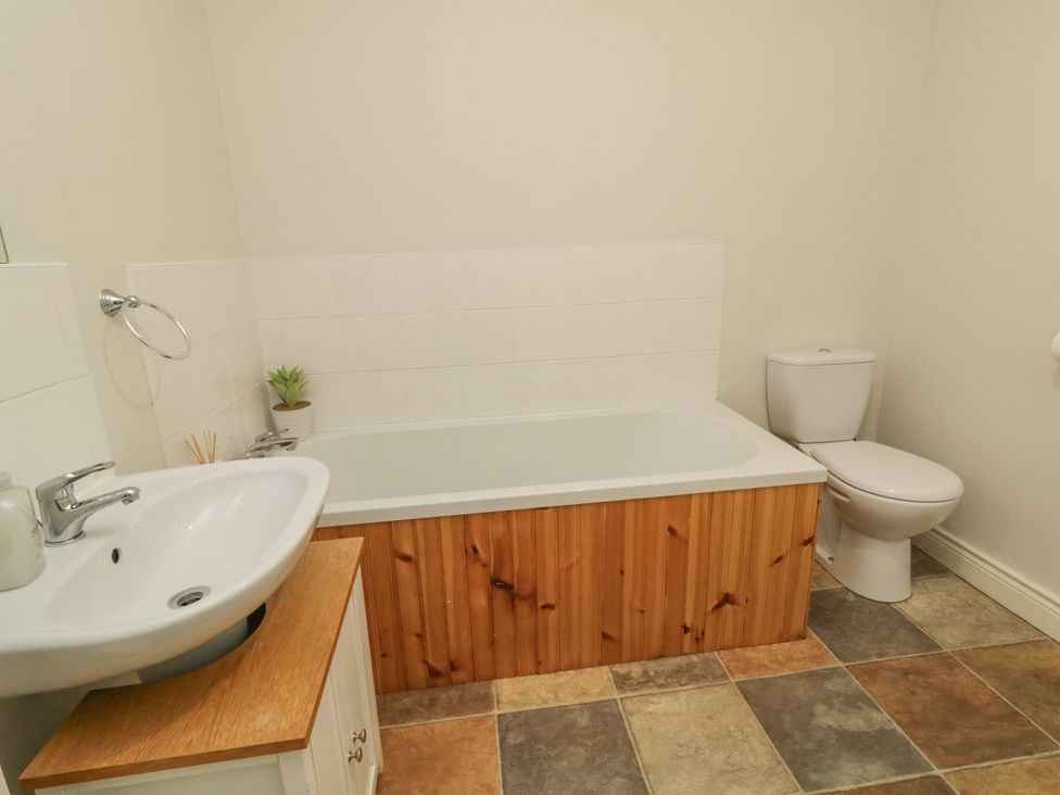 A bathroom with a bathtub sink and toilet at Woodside Guest House Castlerock