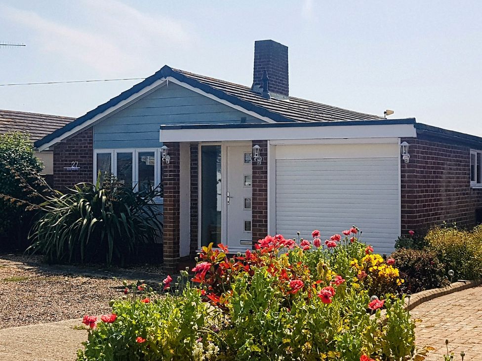 A house with a garden at Seafarer's Rest in Selsey